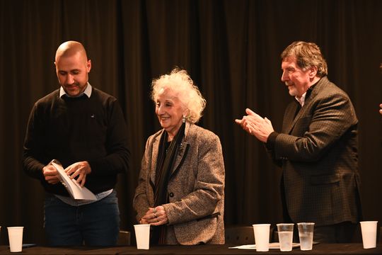 La presidenta de Abuelas de Plaza de Mayo, Estela de Carlotto, firmó el convenio con la Provincia.