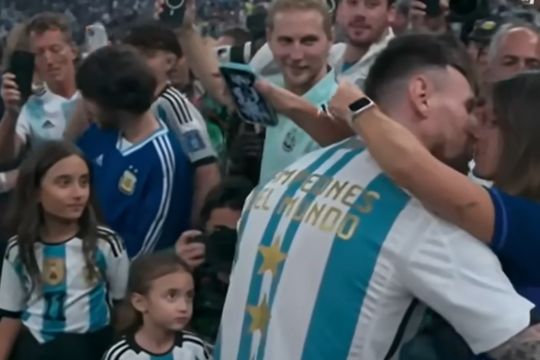 El beso de Messi y Antonela después del triunfo de la Selección Argentina