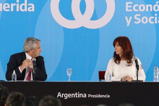 Alberto Fernández y Cristina Kirchner intentan acercar posiciones tras el acuerdo con el FMI. Buscarán los dólares en el exterior.