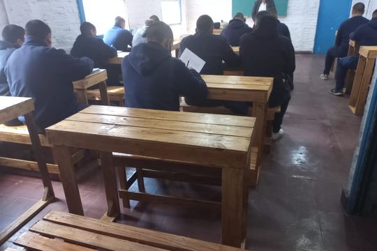 presos elaboraron mobiliario para una escuela policial de ramallo
