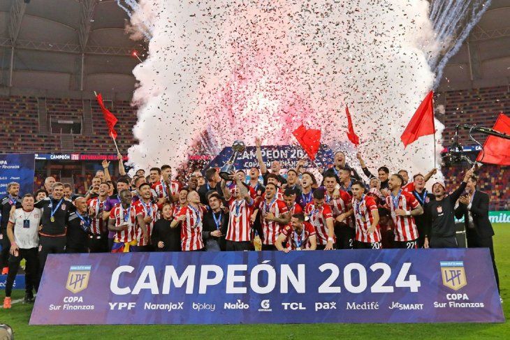 Estudiantes festeja la obtención de la Copa de la Liga 2024.