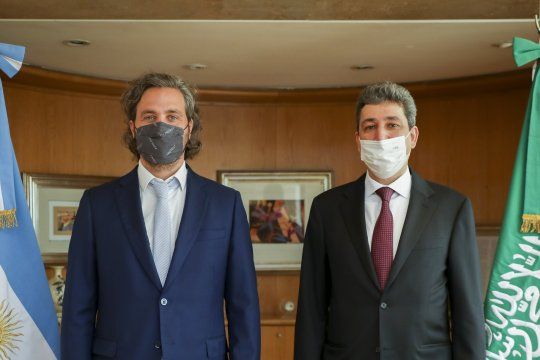 El canciller argentino, Santiago Cafiero, se reunió con el embajador del Reino de Arabia Saudita, Hussein Alassiri, el 4 de enero de 2022.