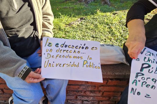 javier milei sacado y sus complices desenmascarados en la marcha de las universidades