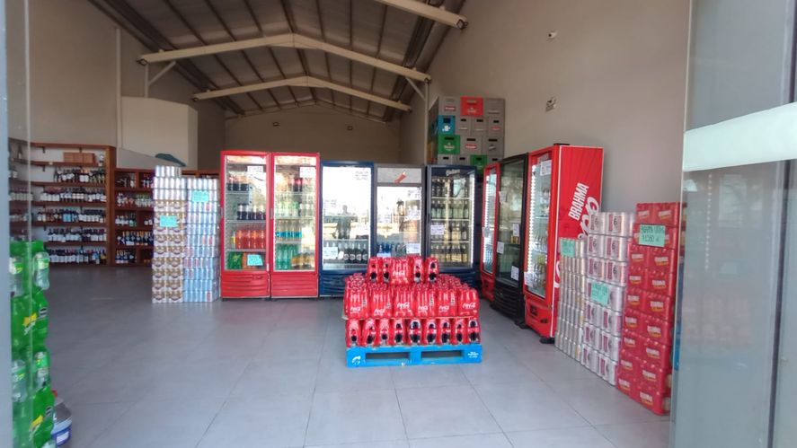 La Plata: mirá el violento robo en un supermercado de bebidas