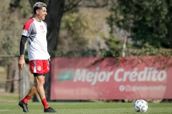 Enzo Pérez se calzó los guantes en el entrenamiento de Estudiantes