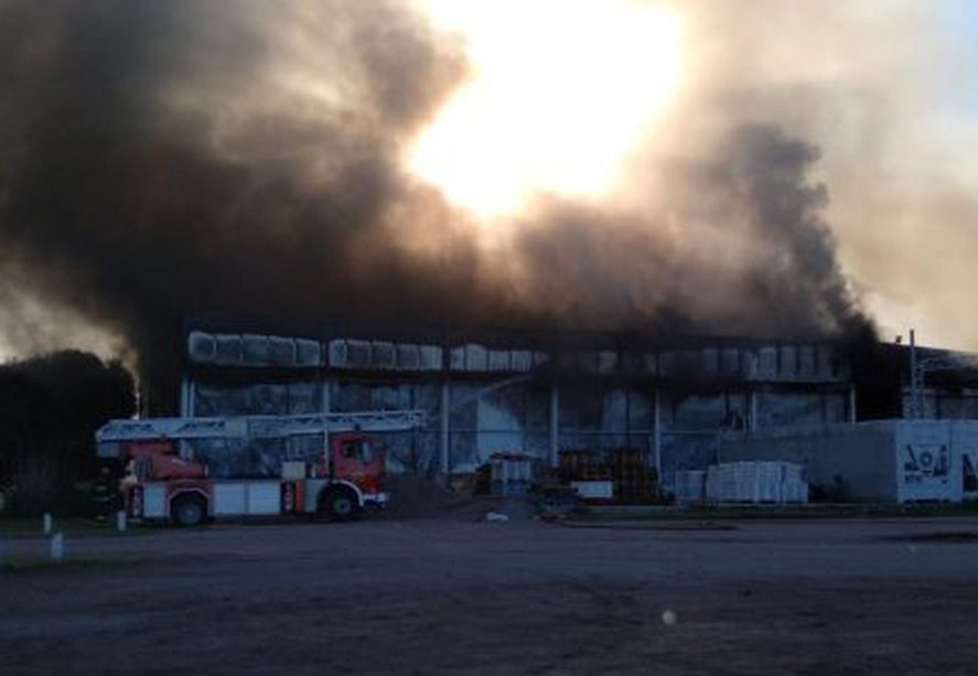 Bomberos trabajaron durante más de 14  horas para sofocar el incendio en una empresa láctea de 9 de Julio (Foto El Regional Digital)