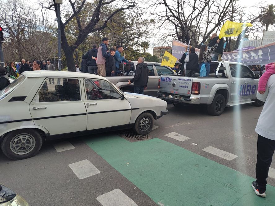 El Renault 12 y la Pick Up. Ambos acompañaron la caravana de Javier Milei en La Plata.