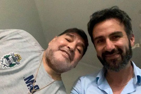 Otros tiempos. Diego Maradona junto a Leopoldo Luque, su médico