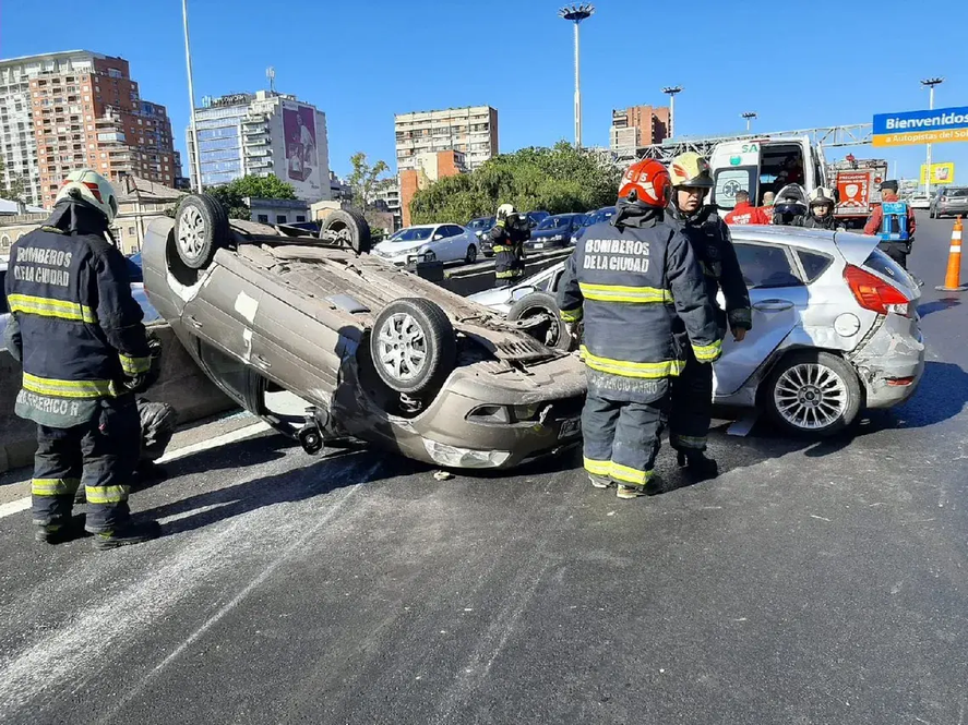 Choque Y Vuelco En General Paz: Una Embarazada Herida | Infocielo