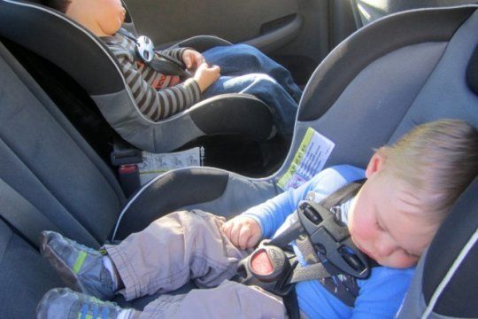 en ingenieria estudian como darle seguridad a ninos y bebes cuando viajan en auto