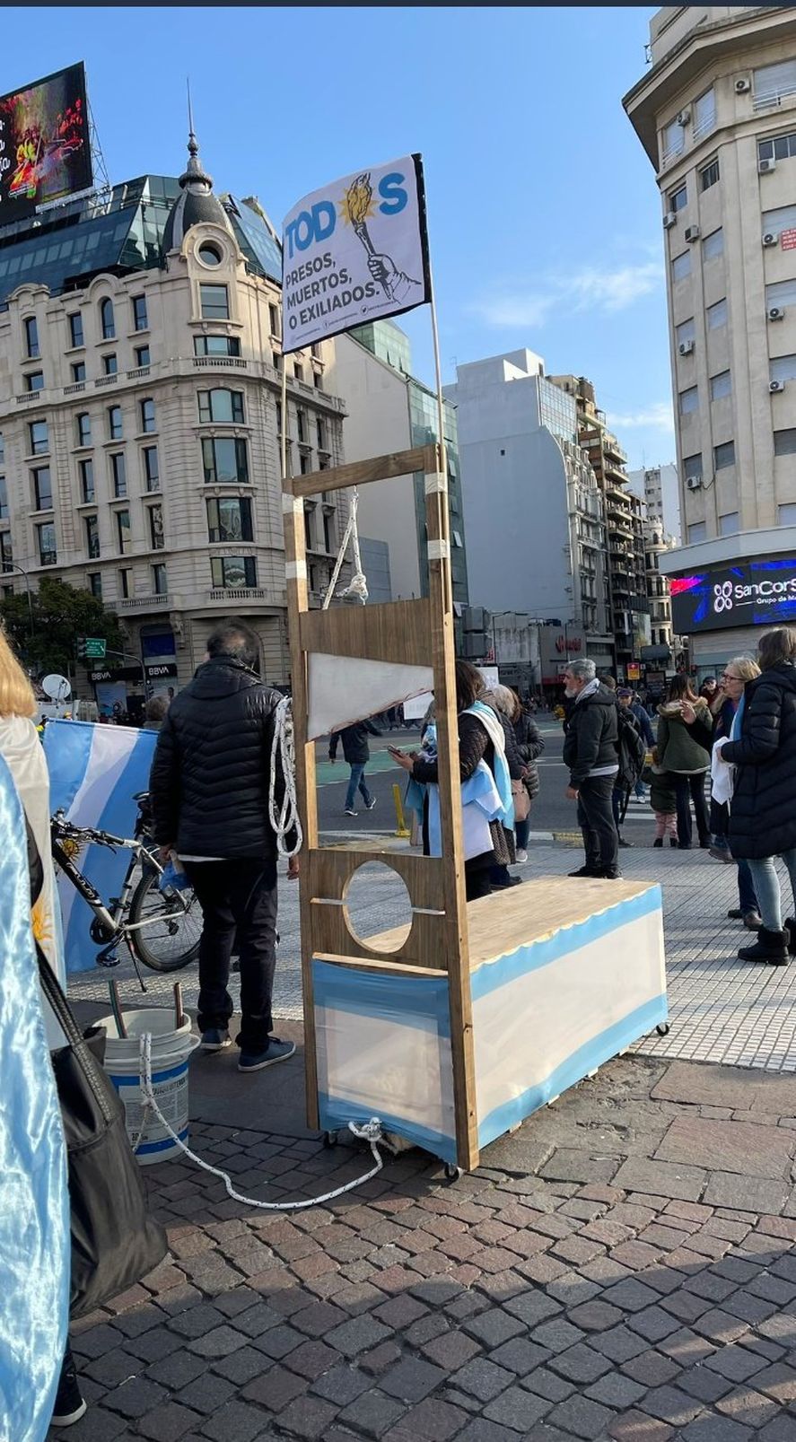 Una de las imágenes que generó más repudio fue la representación de una guillotina que incluía un cartel con el logo del Frente de Todos que se difundió en las redes sociales ( Foto @MartinSchapiro_)