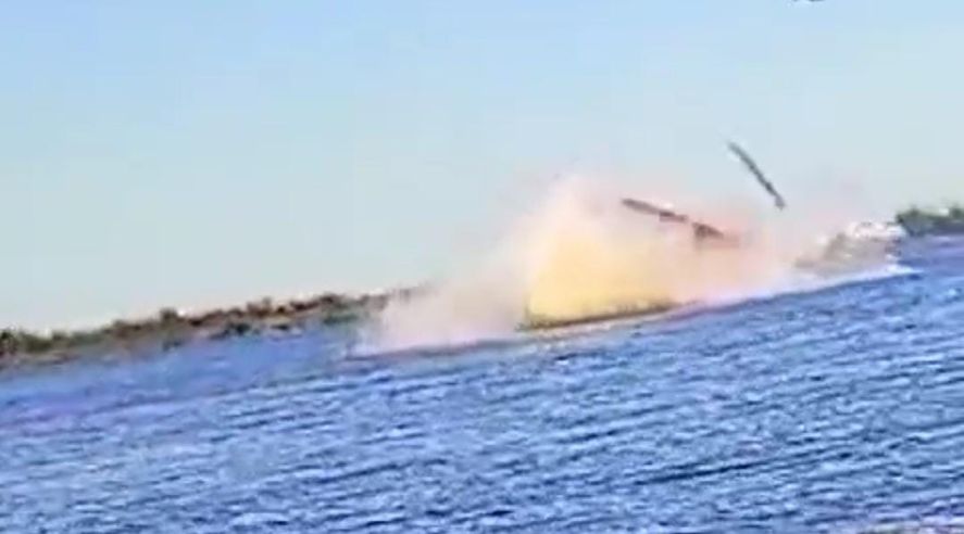 El momento en el que el helicóptero impacta contra el río en Ramallo