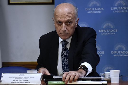 El Procurador General Eduardo Casal pidió revocar el sobreseimiento de Cristina Kirchner y Axel Kicillof en la causa dólar futuro. 