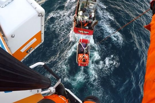el increible rescate al tripulante de un buque en mar del plata: mira el video
