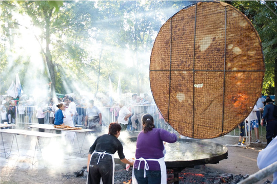 La torta frita más grande del mundo es bonaerense y se hace en la Fiesta Nacional de la Torta Frita en Mercedes.