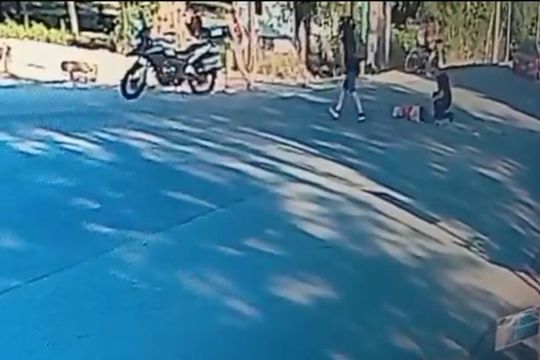 ensenada: una mujer de 85 anos cruzo la calle sin mirar, la embistio una moto y murio