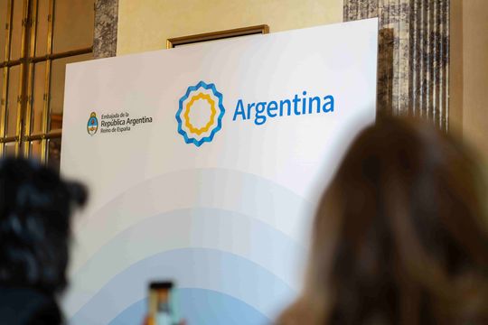 Argentina oficializó la evolución de la Marca País durante una jornada en España