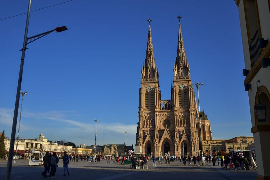 Propuestas para una escapada a Luján durante el feriado largo de junio 2022: visitar la Basílica Nuestra Señora de Luján