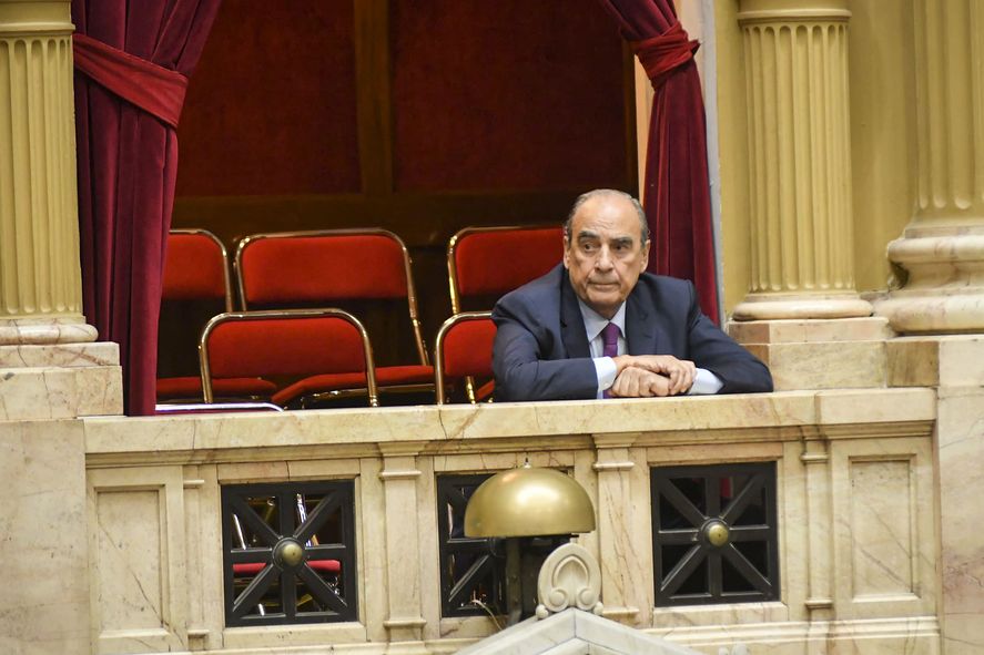 Guillermo Francos, ministro del Interior de la Nación, presenciando la votación de cada capítulo del proyecto de ley ómnibus.
