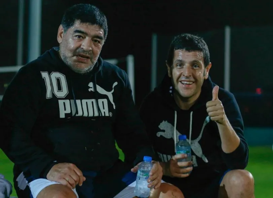 Maradona fue borrado de la camiseta del Nápoli por sus hijos: un tano picarón mejicaneó a los herederos de D10S
