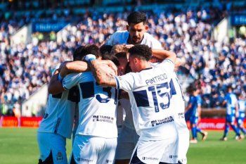 A Gimnasia le conviene que Vélez no sea campeón pensando en los cupos coperos.