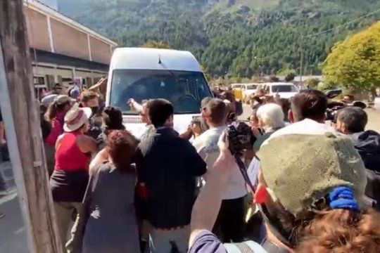 Alberto Fernández fue increpado por manifestantes en Lago Puelo, Chubut.