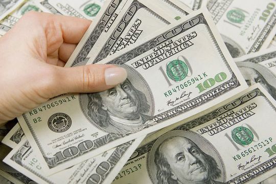 El dólar oficial aumentó 25 centavos y cerró a $124,75.
