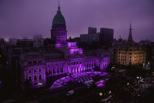 Por el Ni Una Menos, el Congreso se iluminó de violeta.