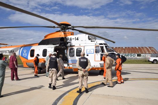 Personal de Prefectura Naval rescató al tripulante en helicóptero