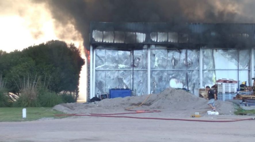 Un voraz incendio destruyó la empresa láctea “La Aurora” de 9 de Julio (Foto El Regional Digital) 