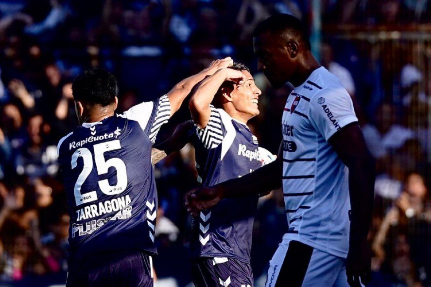 Eric Ramírez festeja su gol en Gimnasia ante Newell´s en la Copa de la Liga (Prensa GELP)