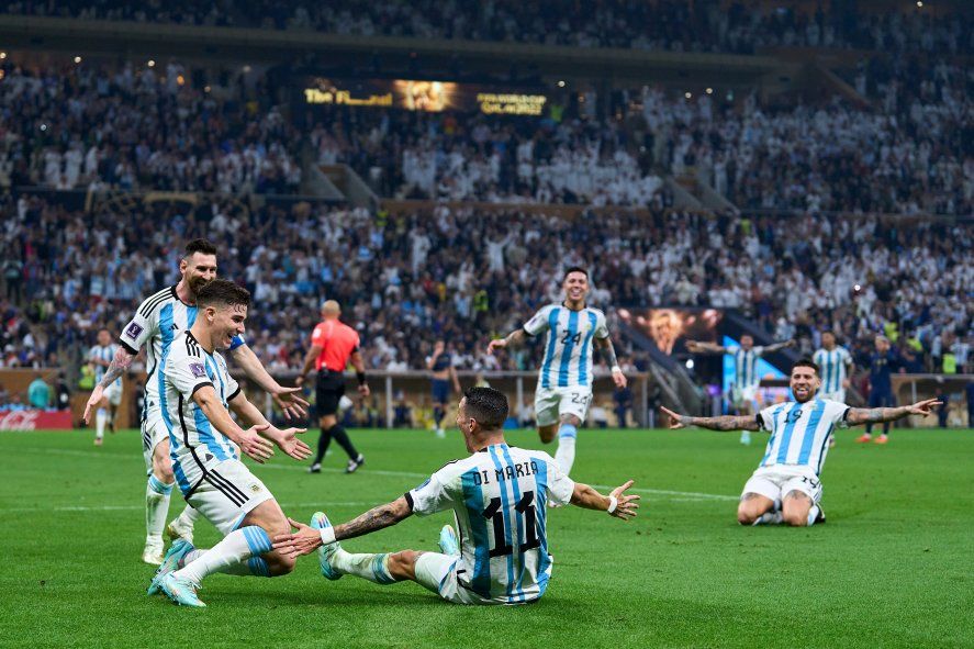 La Selección Argentina festeja el gol de Ángel Di María en la final del Mundial Qatar 2022 ante Francia