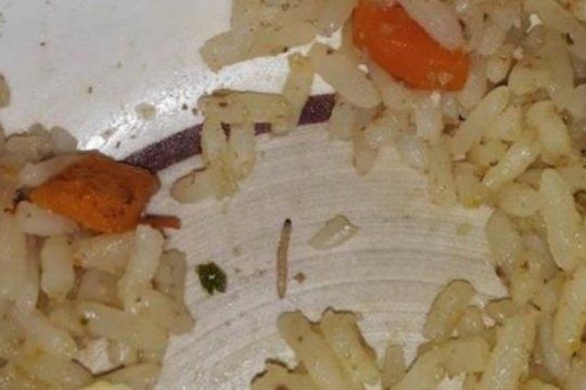 ¡desagradable! una mujer dice que encontro un gusano en la comida que le sirvieron en un hospital