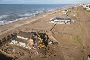 Pinamar demolió otro balneario y ya lleva recuperados 100.000 m2 de playa