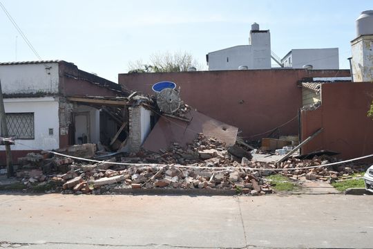 Investigan la explosión de una casa en San Miguel 