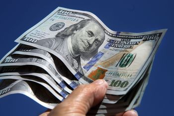 El dólar blue aumentó $0,50 y estiró la brecha cambiaria