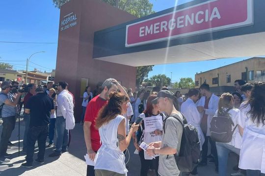Las y los trabajadores del Hospital Penna de Bahía Blanca realizaron una nueva movilización.