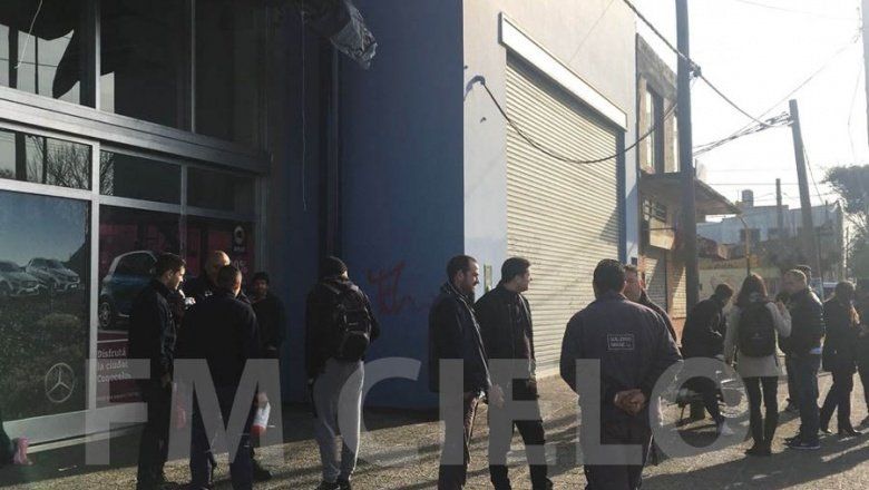 Cerró Mercedes Benz en La Plata y dejó a veinte trabajadores en la calle