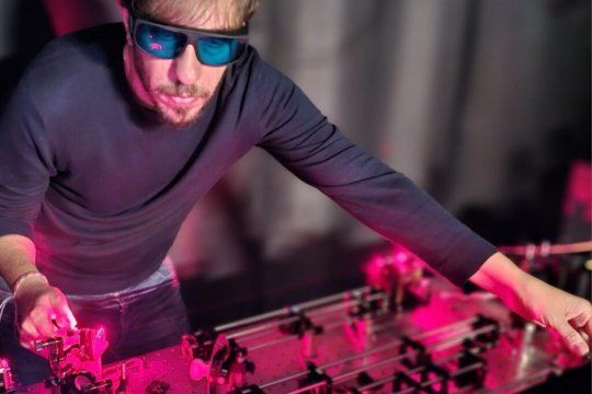 Emiliano Cortés, director del proyecto NANOBAT, en su laboratorio de la Universidad de Múnich.