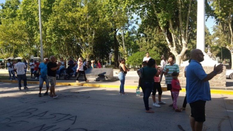 Más de dos meses sin luz: Vecinos reclamaron en la municipalidad de San Vicente