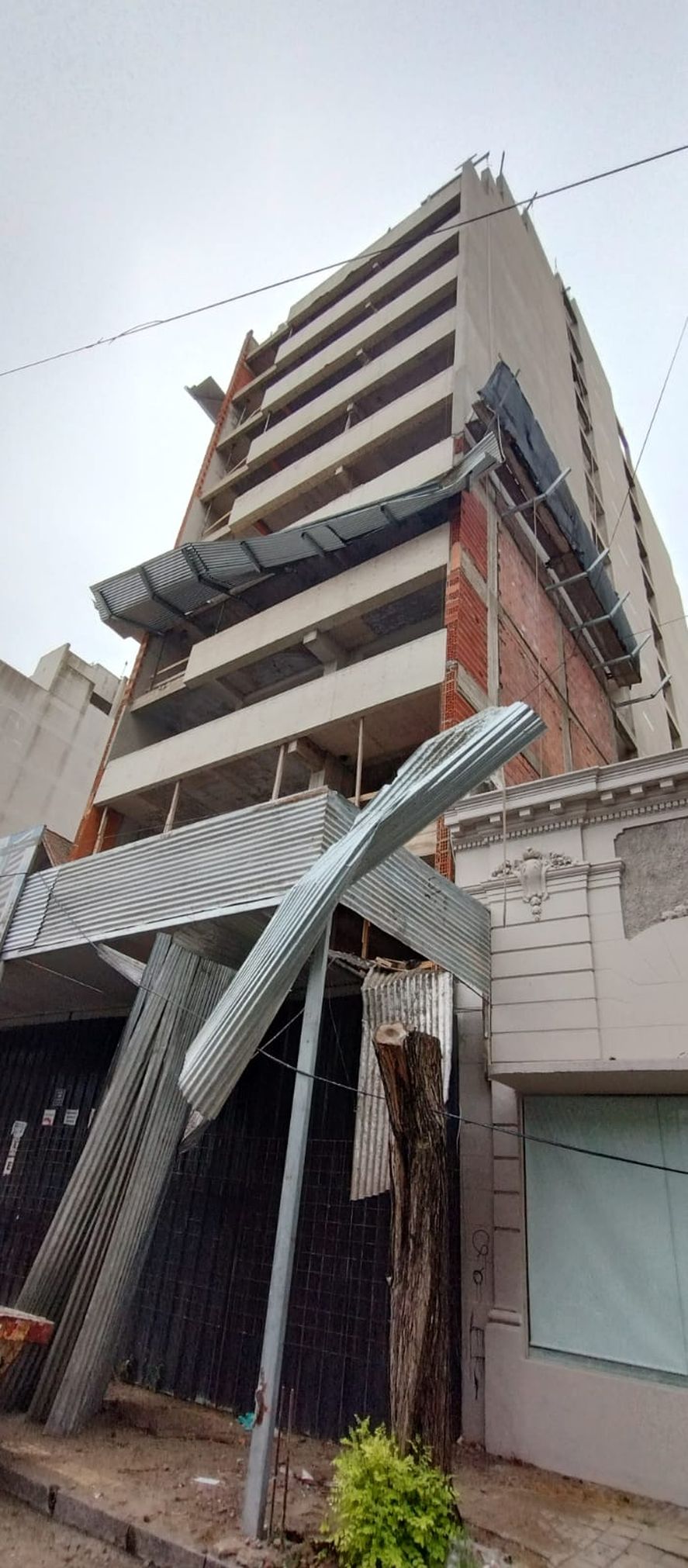 La Plata: murió el obrero que cayó al vacío desde un cuarto piso