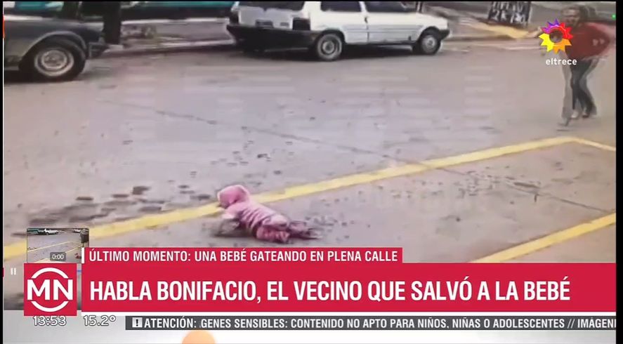 En Lobos una bebé gateando cruzaba la calle cuando justo la rescataron