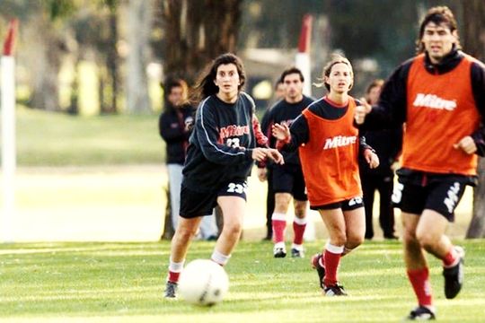 Bilardo técnico de Estudiantes en 2003: el Narigón convocó a dos jugadoras para que participen del entrenamiento de la Primera.