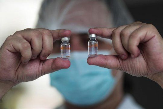 El Gobierno empezará a aplicar la vacuna contra el coronavirus a adocentes.