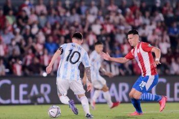 Jorge Morel marcando a Lionel Messi en el duelo entre Paraguay y Argentina