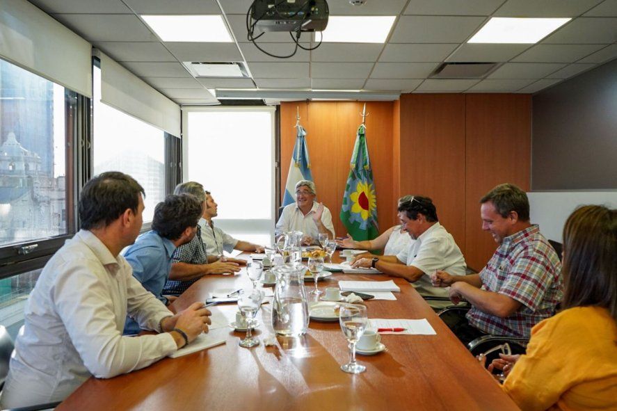 Javier Rodríguez, ministro de Desarrollo Agrario bonaerense, se reunió con autoridades de CARBAP para hablar del uso de agroquímicos.