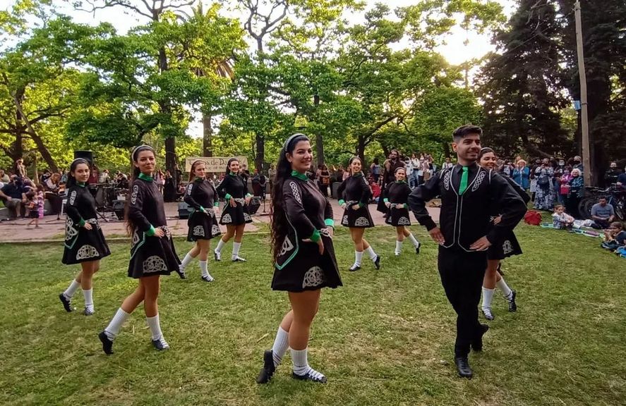 Emeraldance es la escuela de danzas irlandesas de La Plata encargada de realizar el Gran Baile Bridgerton, inspirado en la serie de Netflix.