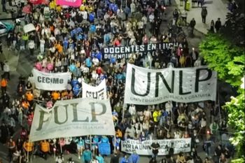 Reel viral con Charly García de fondo muestra la masiva marcha de la UNLP en La Plata