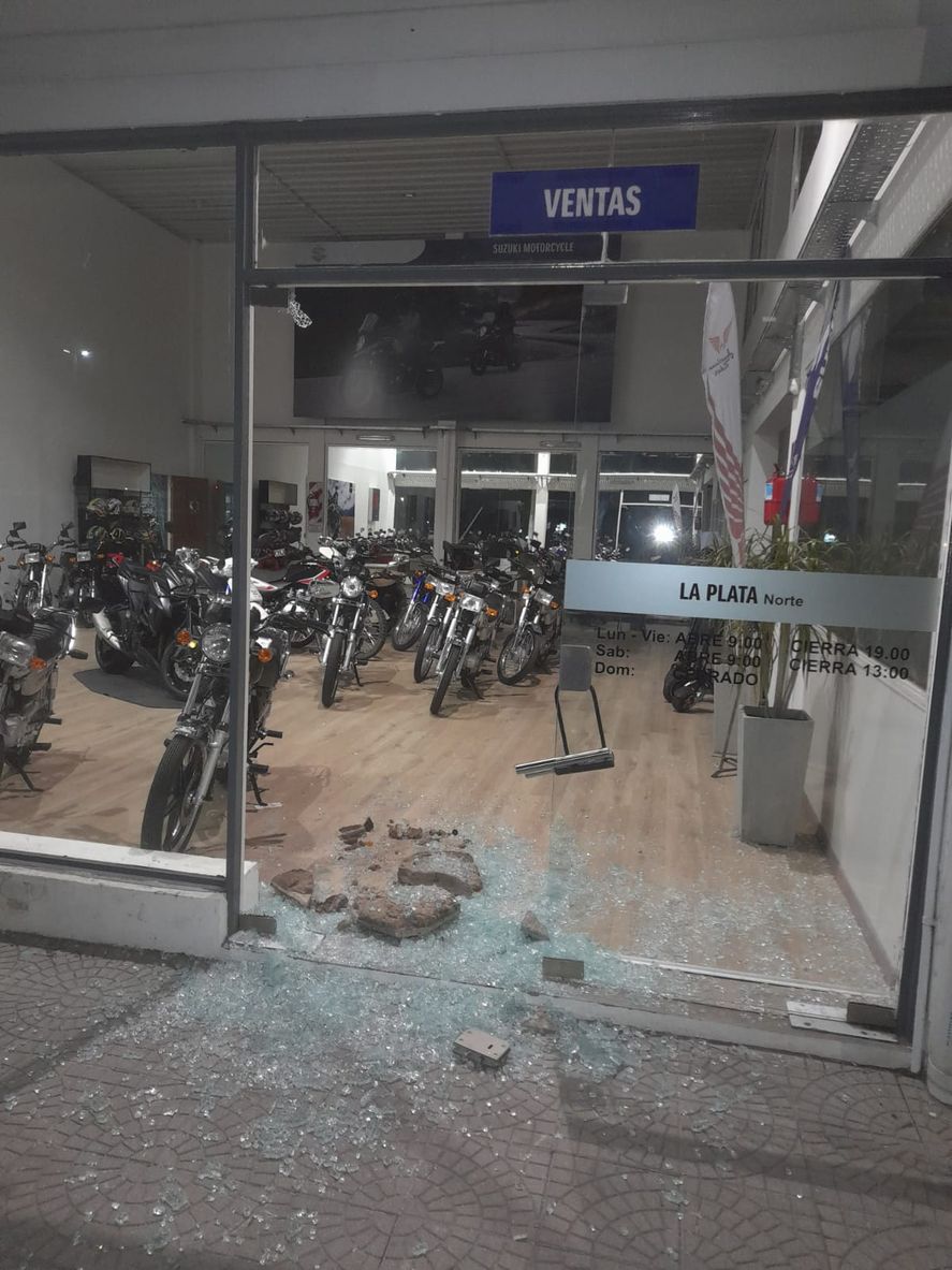 La Plata: mirá como robaron dos motos 0 km de una concesionaria