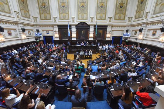 en medio de la furia de la oposicion, quedaron abiertas las sesiones en la legislatura